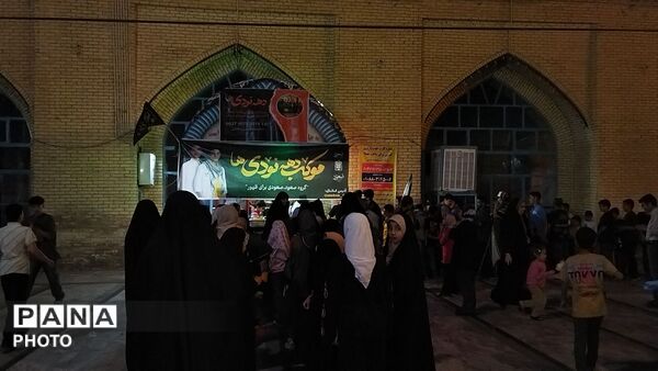 غرفه دهه نودی ها در هشتاد و پنجمین شب از اجتماعات مردمی حسینیه امام خمینی نیشابور 
