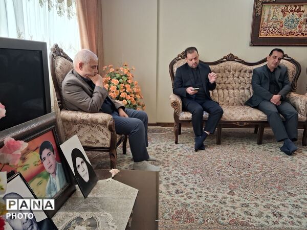 دیدار مدیر آموزش و پرورش ناحیه پنج مشهد با برادر شهید خیرزاده