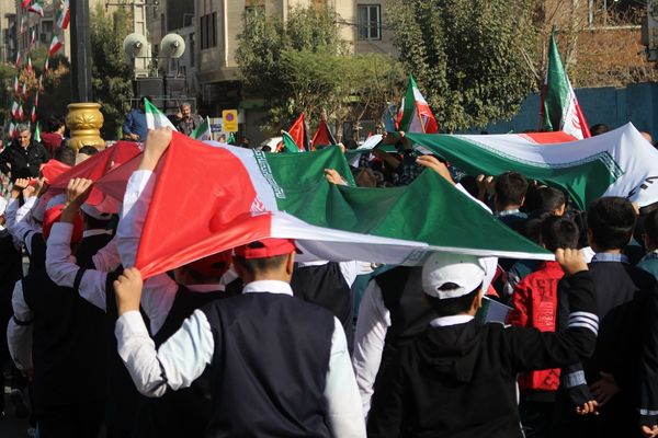 حضور پرشور دانش‌آموزان در راهپیمایی ۱۳آبان منطقه کهریزک 