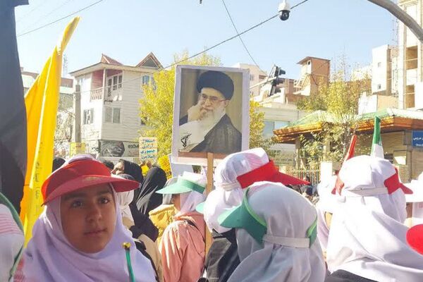 دانش‌آموزان با پرچم یا زهرا بر استکبار تاختند
