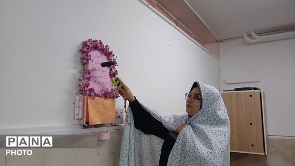 اولین نماز جماعت در مدرسه شاهد قدسیان نیشابور 