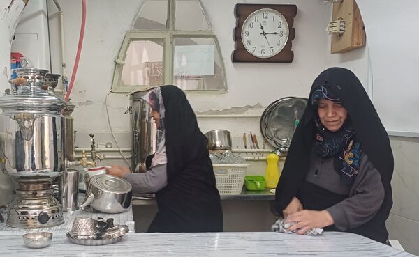 غبار روبی مسجد جامع کوهپایه همزمان با حلول ماه رمضان و ایام نوروز