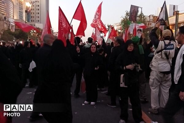 عبورِ پیکرِ عشق؛ آخرین وداع در مشهد از پشتِ شیشه‌های غبارگرفته