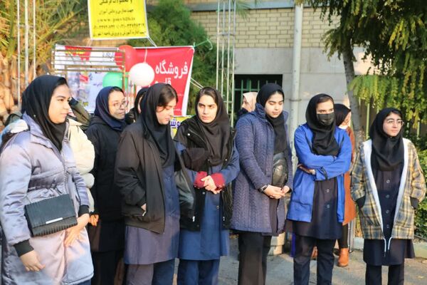 آیین بدرقه دانش‌آموزان دختر ناحیه یک شهرری به اردوی راهیان پیشرفت