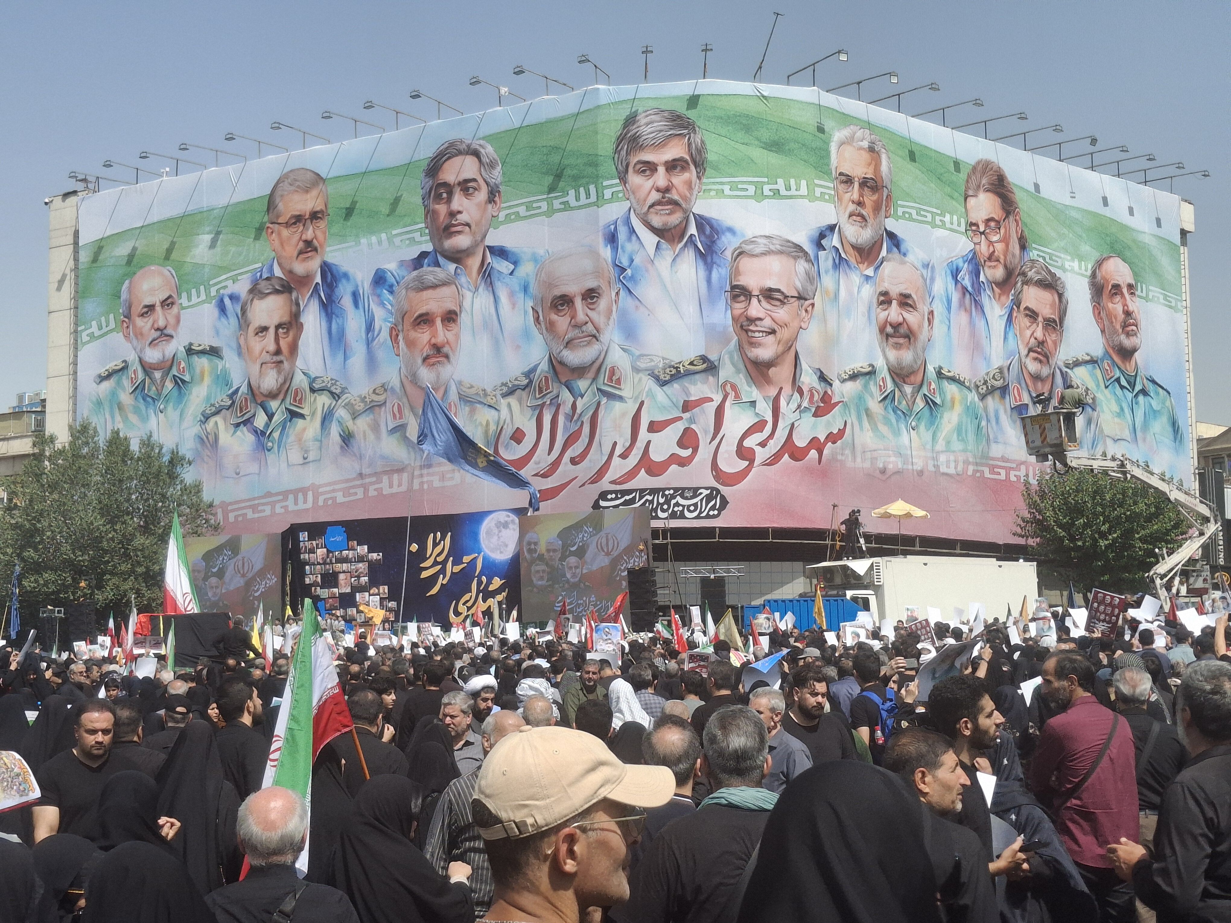 شهدا نور‌هایی خاموش نشدنی‌اند 