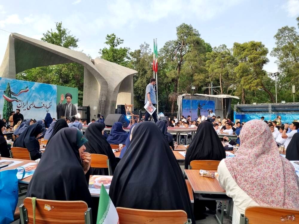 گردهمایی نوجوانان سمپادی روبروی سردر دانشگاه تهران
