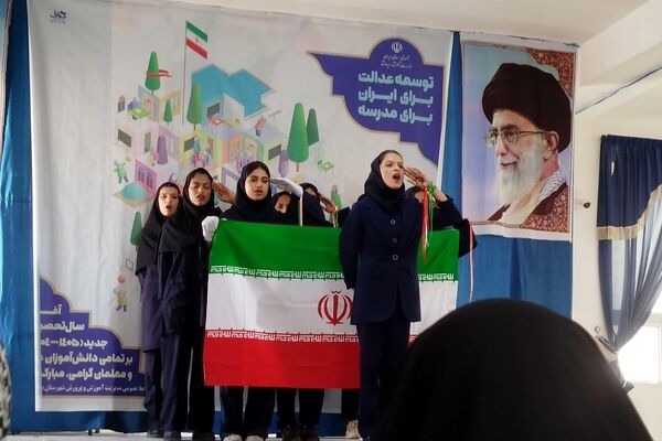 رقابت سرودهای مدرسه‌ای با هم‌صدایی دختران بندرلنگه
