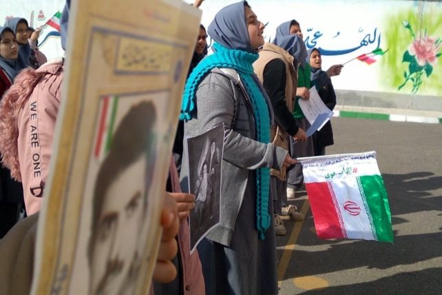 جلوه‌ای از همدلی و عشق به وطن در مدرسه والدین ۲ آناخاتون همزمان با زنگ انقلاب