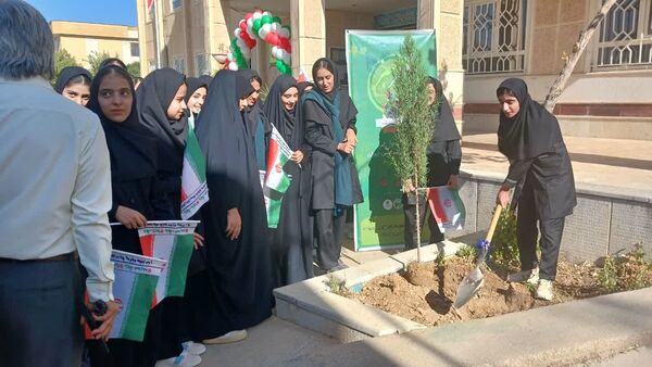 نواختن زنگ استانی مهر، ایثار و مقاومت در مدرسه نمونه دولتی ۹ دی به مناسبت آغاز سال تحصیلی و هفته دفاع مقدس