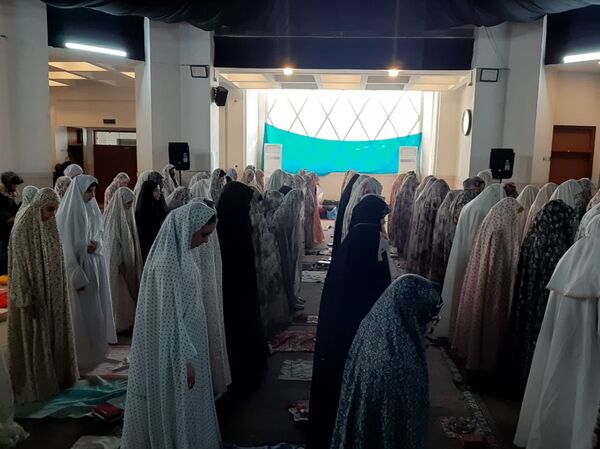 مراسم اعتکاف دانش‌آموزی در مسجد ۷۲ تن