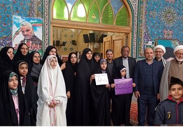 حضور پرشور دانش آموزان ناحیه ۵ اصفهان همزمان با پنجمین سالگرد حاج قاسم سلیمانی در مصلای نماز جمعه شمال شهر