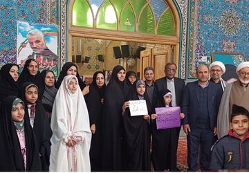 حضور پرشور دانش آموزان ناحیه ۵ اصفهان همزمان با پنجمین سالگرد حاج قاسم سلیمانی در مصلای نماز جمعه شمال شهر