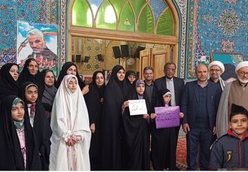 حضور پرشور دانش آموزان ناحیه ۵ اصفهان همزمان با پنجمین سالگرد حاج قاسم سلیمانی در مصلای نماز جمعه شمال شهر