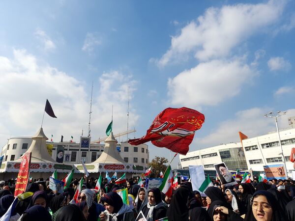 طنین فریاد «مرگ بر آمریکا» در میدان شهدا با حضور دانش‌آموزان شاهد ارض‌اقدس