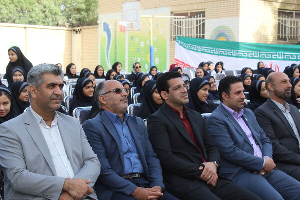 آغاز هفته دفاع مقدس و جشن ورود دانش‌آموزان پایه هفتم در دبیرستان عدالت جوادآباد