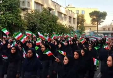 همخوانی سرود ایران در دبیرستان ستارگان ۱ ناحیه ۴شیراز 