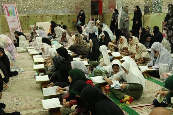 برگزاری محفل انس با قرآن کریم با حضور بیش از ۱۰۰۰ دانش‌آموز دختر روزه اولی در امامزاده بی بی سکینه
