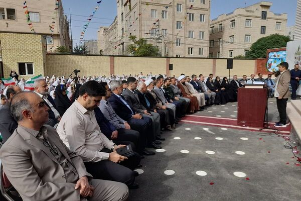 طلوع علم در مدرسه روشنگر با نغمه زنگ مهر