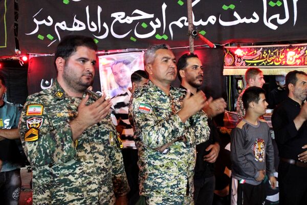 دانش‌آموزان در موکب دانش‌آموزی عشاق‌الحسین از زائرین کربلای معلی پذیرایی کردند