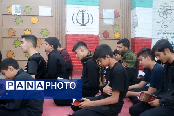 حضور پر رنگ نوجوانان در مراسم قرائت دعای زیارت عاشورا 