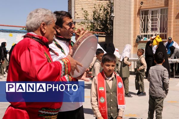 برپایی بازارچه تمام تشکلاتی در دبستان شهید ناصری