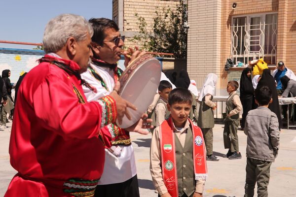 برپایی بازارچه تمام تشکلاتی در دبستان شهید ناصری