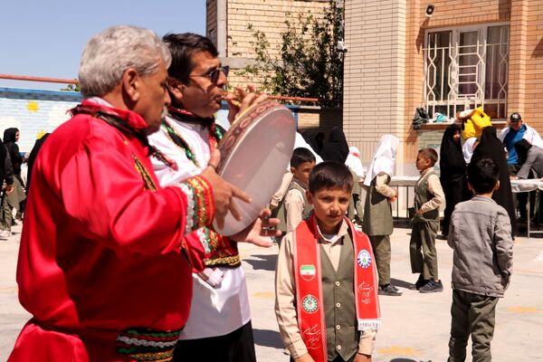 برپایی بازارچه تمام تشکلاتی در دبستان شهید ناصری