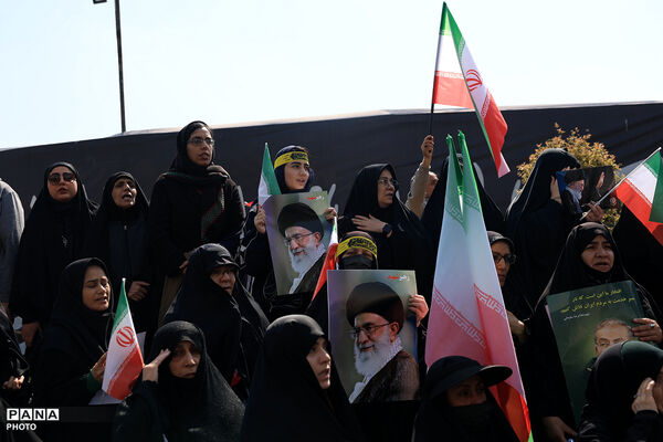تشییع پیکر شهیدان لاریجانی، سلیمانی و شهدای ناوشکن دنا