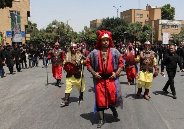 نوجوانان تهرانی هم‌نوا با اسرای کربلا به سوگ امام حسین (ع) نشستند