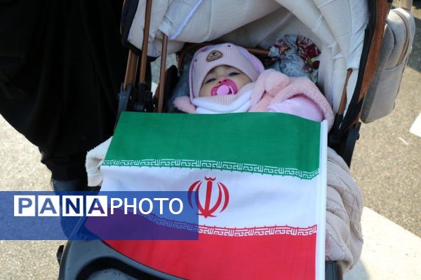 حضور گسترده کودکان و نوجوانان ارومیه‌ای در راهپیمایی ۲۲ بهمن