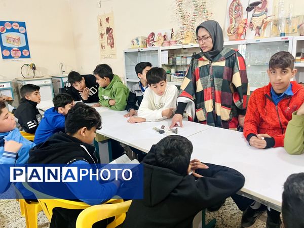 بازدید دانش‌آموزان مدرسه سما حاجی‌آباد از پژوهش‌سرای رازی در قالب طرح مهارت‌افزایی یارا