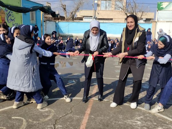  مسابقه طناب کشی به مناسبت دهه فجر در مدرسه ناهید نخودی 