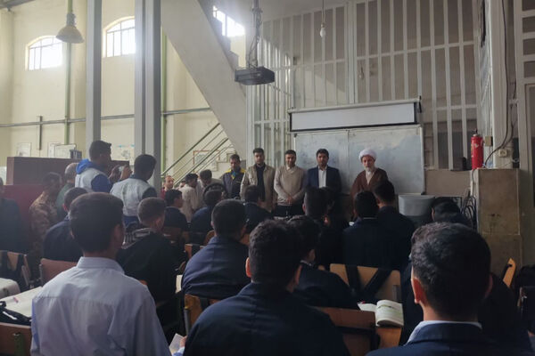 بازدید نماینده ولی فقیه استان فارس از هنرستان طالقانی در آستانه هفته بسیج
