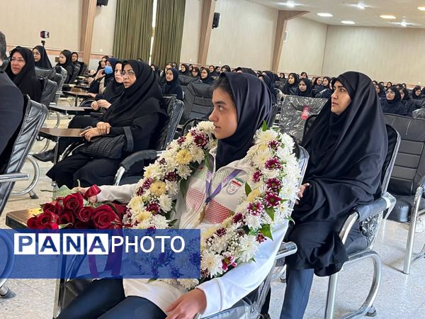 مراسم تجلیل از روشا اکبری برنده مدال طلای شطرنج مدارس جهان در شهرستان نیشابور 