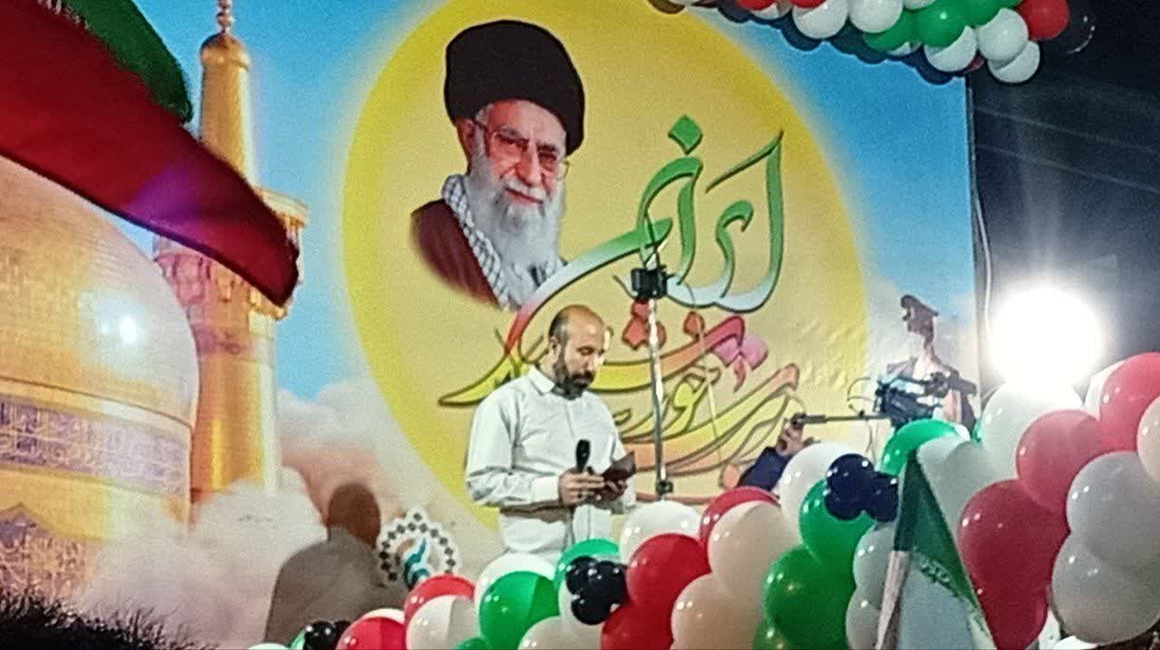 آسمان ملایر پر از نور؛ کودکان و دلدادگان در استقبال از پرچم رضوی