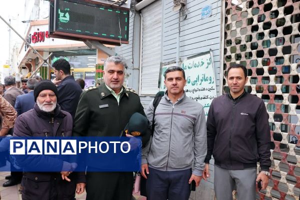 صفوف به‌هم پیوسته نمازگزاران در قروه