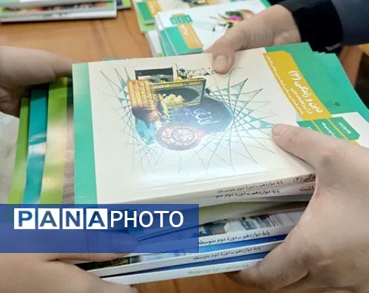 توزیع کتاب‌های درسی دبیرستان محدثه در منطقه ده‌محسن خرم‌آباد