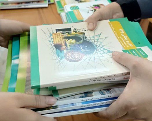 توزیع کتاب‌های درسی دبیرستان محدثه در منطقه ده‌محسن خرم‌آباد