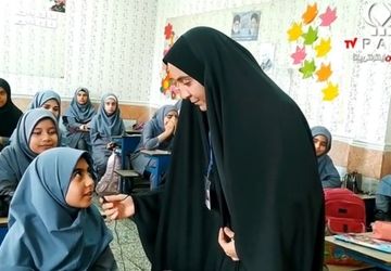 تبریک متفاوت روز معلم توسط دانش‌آموزان مدرسه پاینده اهواز 