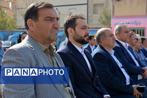 حاج مجید خوئی و بانو کمپانی، سازندگان ۹ کلاس جدید برای دختران بهارستانی