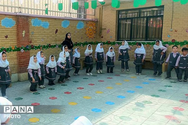 بازدید مدیر اداره تعلیم و تربیت شهرستانهای استان تهران از کودکستان فدک ناحیه دو شهرری 