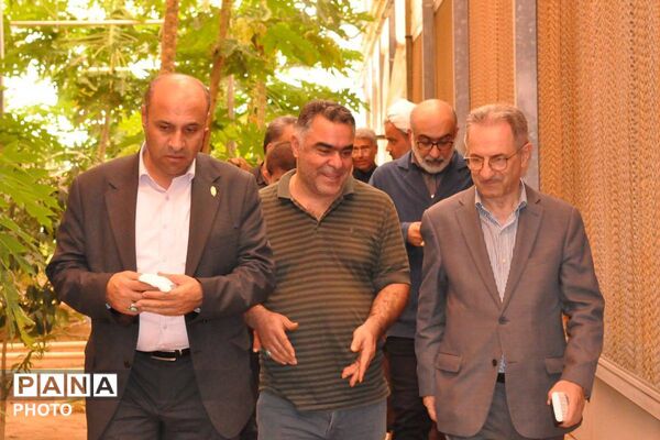 بازدید فرماندار ورامین و معاون گردشگری وزارت میراث از مزارع استوایی پاپایا در شهرستان ورامین 