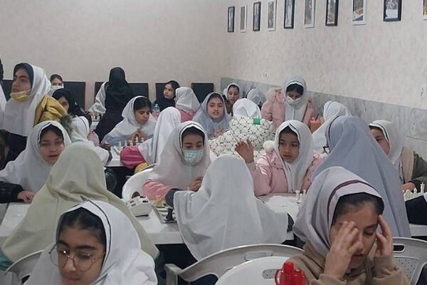 رقابت فکری دانش آموزان شهرستان قدس در مسابقات شطرنج دانش‌آموزی 