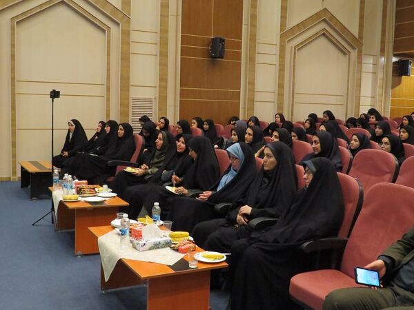 دیدار مشاور وزیر در امور زنان با دانشجویان دانشگاه فرهنگیان 