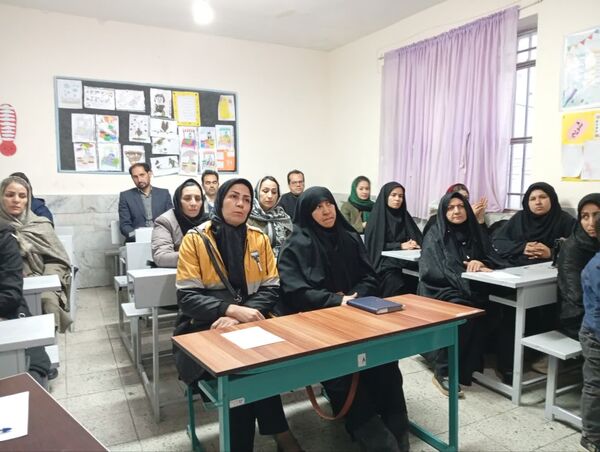 دومین جلسه انجمن اولیا در دبستان سمیه کاشمر
