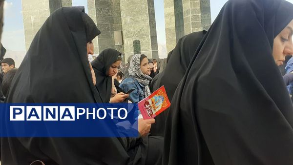 نور عرفه در تپه شهدای گمنام نورآباد طنین‌انداز شد