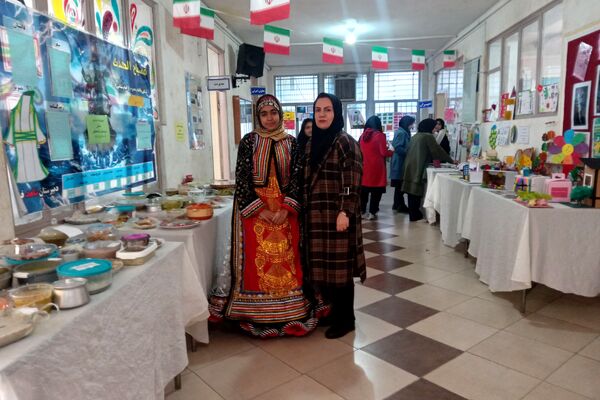 نمایشگاه دست ساخته‌های علوم اسلامی در دبیرستان شاهد فیض ناحیه 3 شیراز