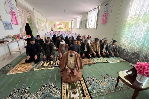 لحظه‌های ناب بندگی در نماز جماعت دانش‌آموزان آباده