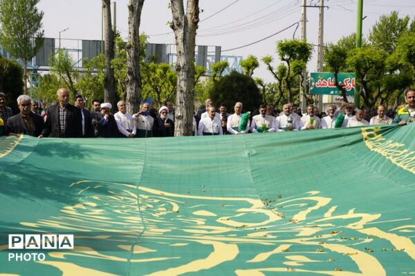 برپایی مراسمی برای اهتزاز پرچم حرم مطهر رضوی مصادف با دهه کرامت  در شهرک امیریه