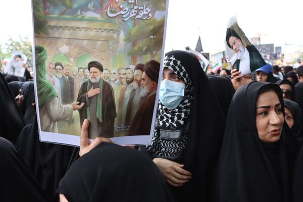 سیل خروشان زائران و مجاوران رضوی در مراسم تشییع پیکر شهدای خدمت